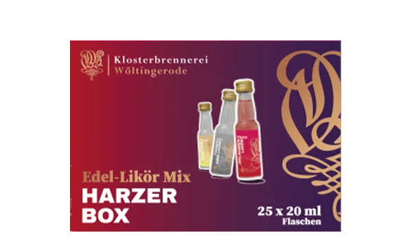 Das Bild zeigt eine Verpackung mit dem Titel "Edel-Likör Mix HARZER BOX" von der Klosterbrennerei Wöltingerode. Auf der Vorderseite sind drei verschiedene kleine Likörflaschen abgebildet, die in der Verpackung enthalten sind. Die Flaschen haben unterschiedliche Farben und Etiketten. Der Hintergrund ist in sanften Farbtönen gehalten, mit einem Farbverlauf von dunkelrot zu lila. Im unteren Bereich sind die Angaben zur Menge "