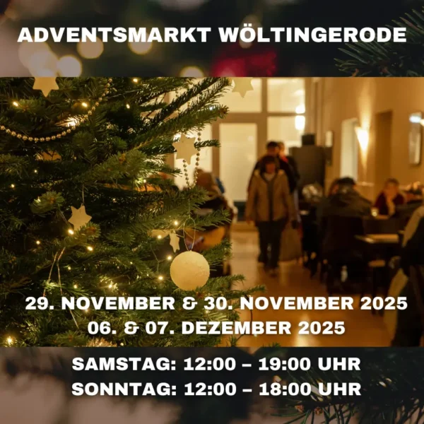 Ticket Adventsmarkt Wöltingerode am 29.11., 30.11., 06. oder 07.12.2025 auf dem Klostergut Wöltingerode. Samstag: 12:00 – 19:00 Uhr, Sonntag: 12:00 – 18:00 Uhr. Weihnachtsbaum steht im Kreuzgang des Klosters. Im Hintergrund sitzen Gäste an Tischen.