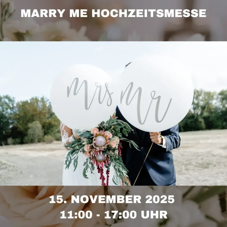 Ticket Marry Me: 15. November 2025 von 11 bis 17 Uhr. Hochzeitsmesse in Wöltingerode. Brautpaar hält sich auf einer Wiese zwei Luftballons vor das Gesicht auf denen Mr. und Mrs stehen.