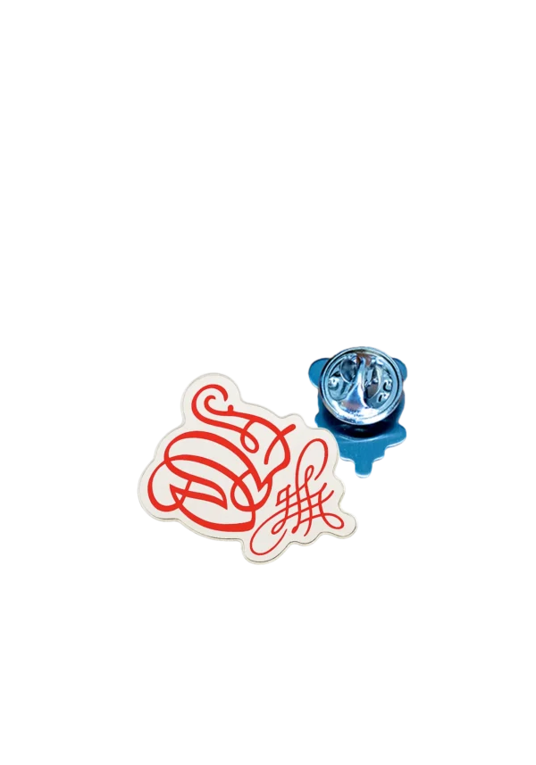 Metall-Anstecker mit rotem Wöltingerode-Logo; daneben Rückseite mit Butterfly-Clutch-Verschluss.