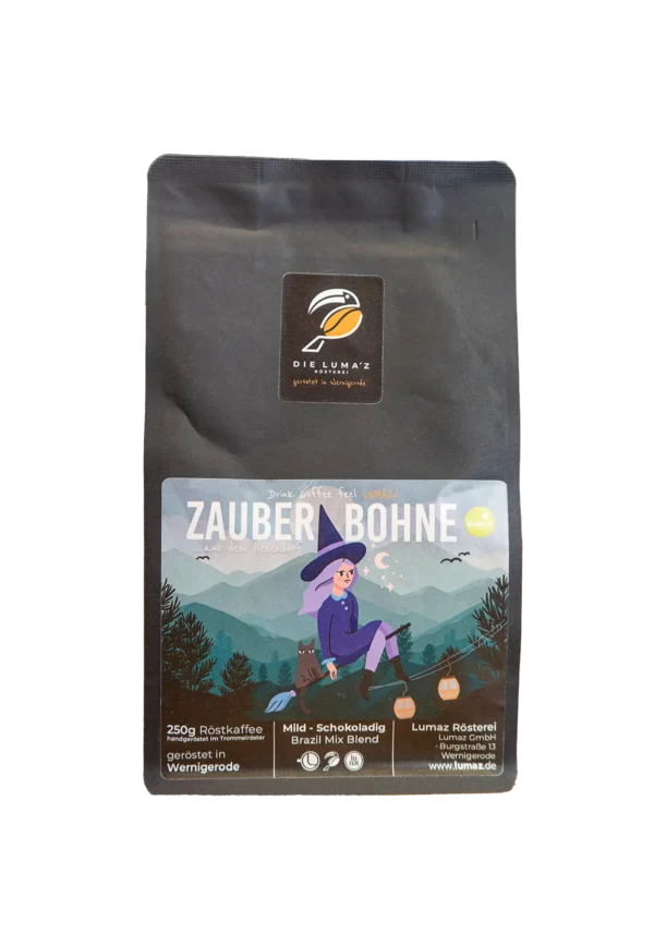 Zauberbohne Kaffee. Schwarze 250-g-Kaffeepackung LUMAZ „Zauberbohne“ mit Hexen-Illustration in Berglandschaft; mild, schokoladig; Brazil Mix Blend, geröstet in Wernigerode.