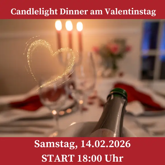 Ein romantisch gedeckter Tisch mit Kerzenschein, Sektflasche und roten Akzenten schafft eine festliche Atmosphäre. Im Hintergrund sind drei brennende Kerzen und ein Blumenstrauß zu sehen, während ein leuchtendes Herz über den Gläsern schwebt. Der Text auf dem Bild lautet: „Candlelight Dinner am Valentinstag – Samstag, 14.02.2026 – Start 18:00 Uhr“. Das Bild wirbt für ein festliches Valentinstags-Dinner bei Kerzenschein.